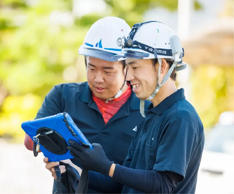 現場で業務について確認している画像