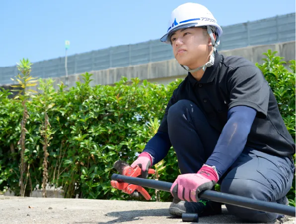 現場で施工工事をしている画像